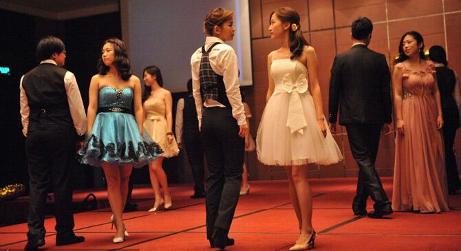 宁波百名大学生在五星级酒店举行毕业舞会