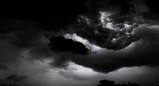 广州花都区现“漩涡黑云”