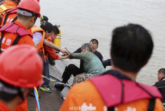 客船翻沉事故成功救起一65岁老太太