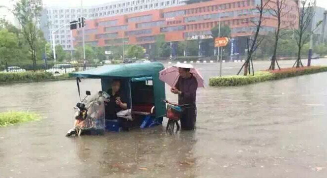 南京遭遇大暴雨：水深及腰，全城看海