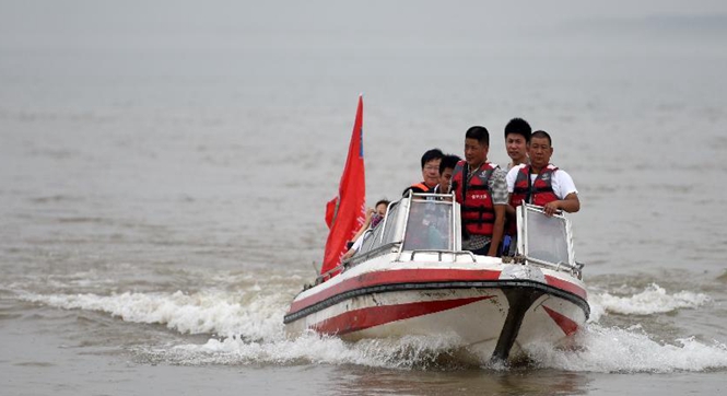 长江客船翻沉事件救援行动纪实：一场时间和生命的赛跑