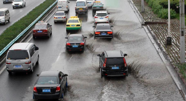 乌鲁木齐暴雨侵城 马路变“河”道瞬间变水乡