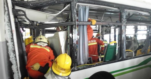 上海一公交车撞高架立柱 多人受伤