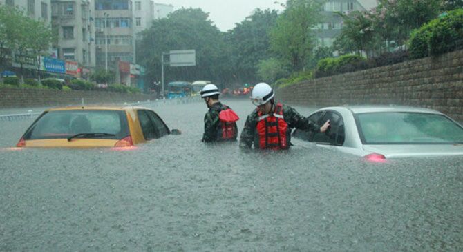 广西柳州突降暴雨：驾车如“水中行船”
