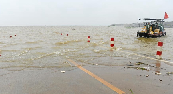鄱阳湖水位上涨 江西“最美水上公路”变“码头”