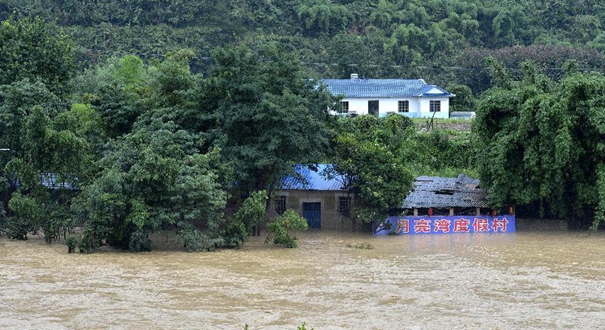 暴雨致贵州凯里巴拉河流域多处房屋被淹