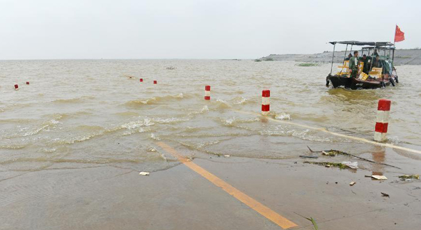 鄱阳湖水位上涨 江西“最美水上公路”变“码头”