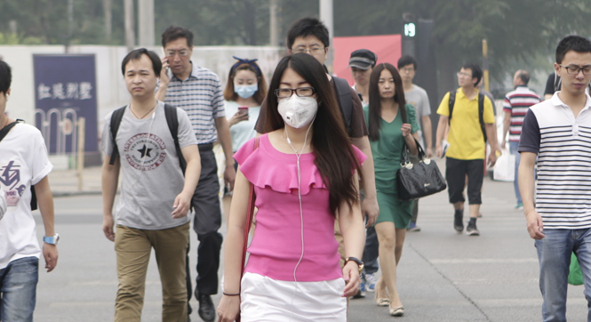 北京端午节后遭遇重雾霾 市民戴口罩出行