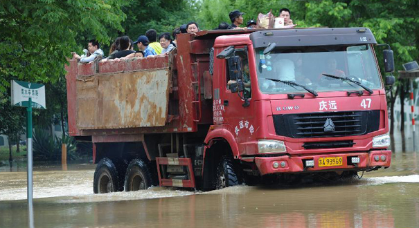 南京遭受持续暴雨袭击 部分城区被淹