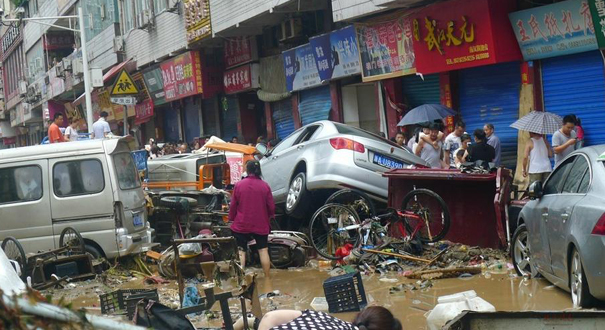 四川南江暴雨引洪水 数百辆车被淹成“废铁”