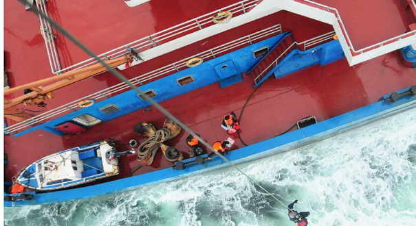 四艘船舶渤海湾遇险 救助飞行队风浪中解救20名遇险船员