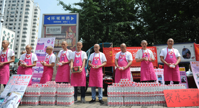安徽11名“光头奶爸”卖水为白血病患儿筹钱