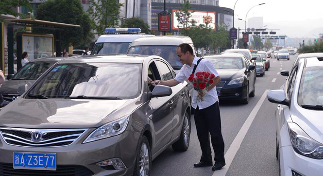 浙江桐庐：司机在斑马线前让行 获赠玫瑰花