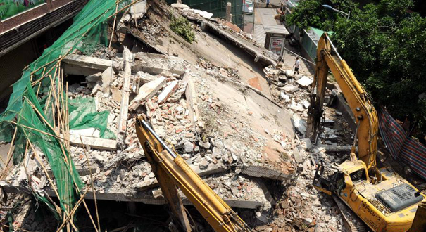广州一栋正在拆迁楼房倒塌