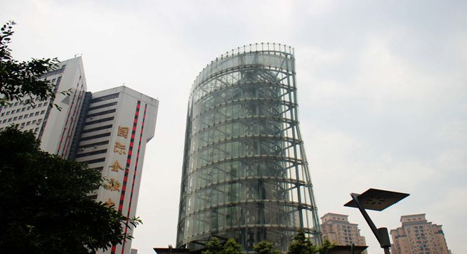 重庆玻璃塔似“倒扣的水桶”惹争议