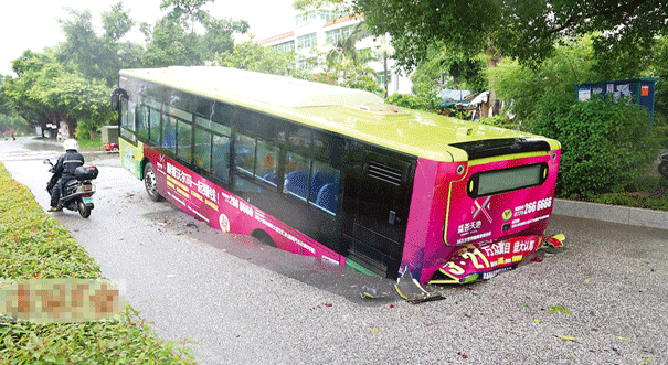 广西北海：暴雨致地面塌陷 公交车陷进大坑
