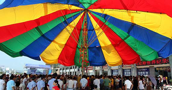 世界最大“巨伞”亮相江西 展开可达418平方米
