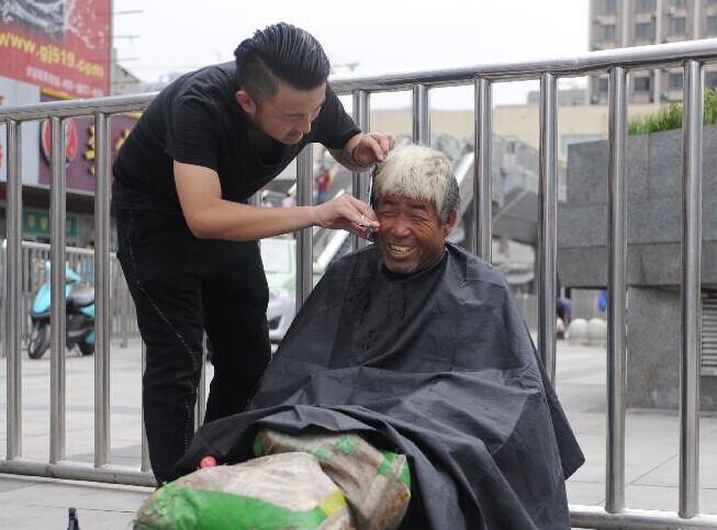 郑州：26岁小伙免费为街头流浪人员理发