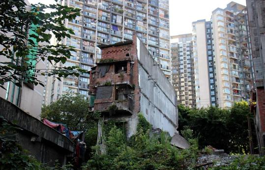 重庆"最牛钉子旅馆"侧墙被斩断 仅剩1个门面