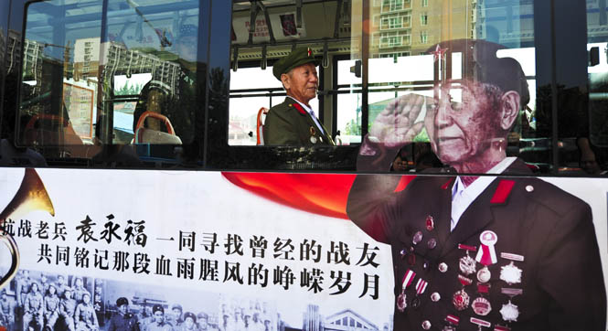济南89岁抗战老兵公交车上“登广告”寻战友