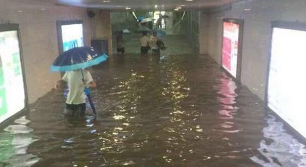 重庆突降暴雨致当地一地下通道被水淹没