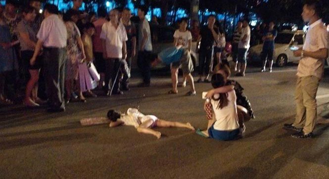 母亲玩手机 5岁女童走出马路被车撞死