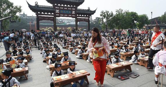 南京：小学新生“开笔破蒙”