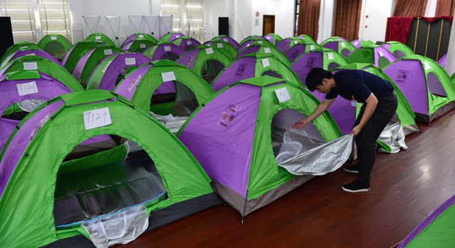 上海一大学为新生家长提供百余帐篷