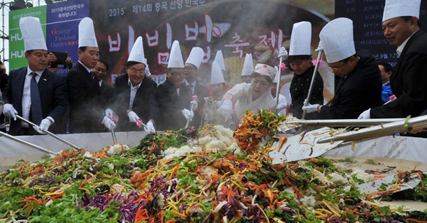 沈阳现直径3米巨型韩式拌饭 2015人分食