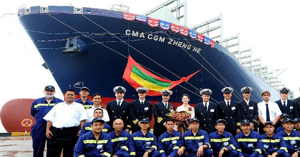 我国最大集装箱船“郑和”号在上海命名交付