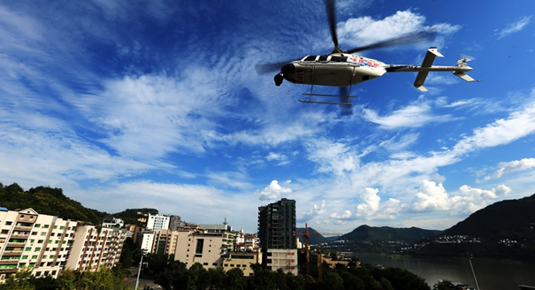 重庆一直升机执行航拍任务中坠毁致四人遇难