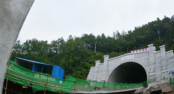 首座穿越秦岭的高铁特长隧道全线贯通