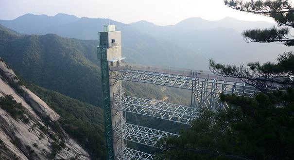 景区投资千万建最高观光电梯 悬于绝壁