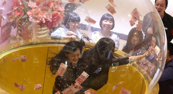 南京举办“抢钱大赛” 市民闻讯而来试身手