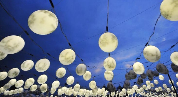 江苏扬州：2500个“月亮”演绎梦幻“灯光秀”