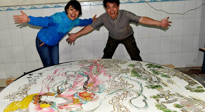 广西8名民间工匠制作直径2米手绘“白月饼”