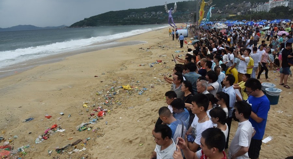 深圳海岸现垃圾带 万人垃圾旁淡定看海