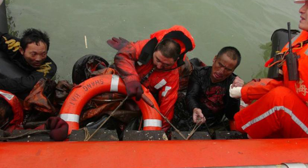连云港附近海域一货船沉没 5人获救