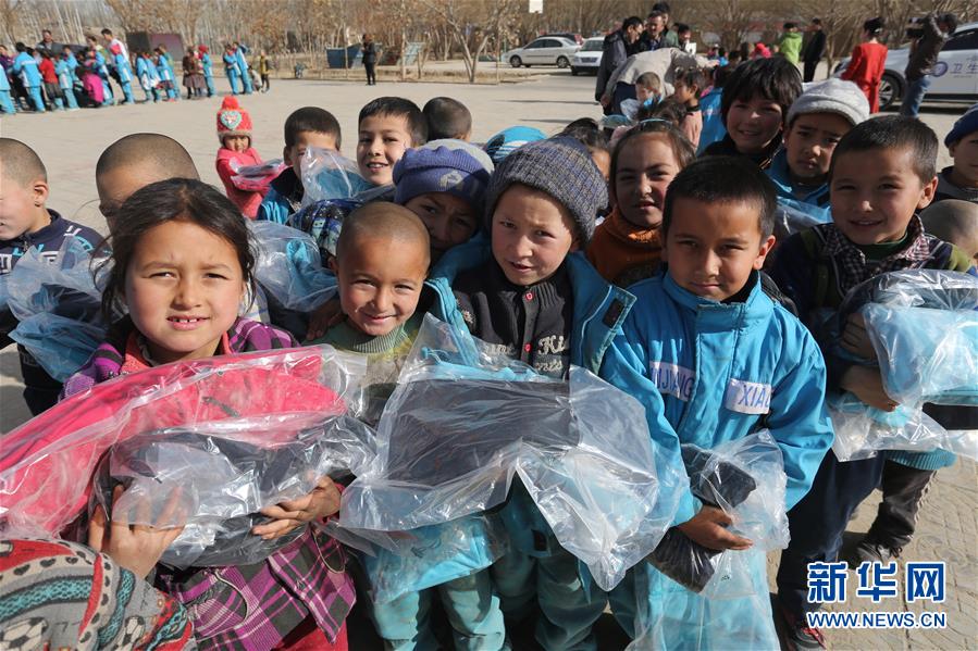 新疆皮山县政府为受灾群众发放过冬物资