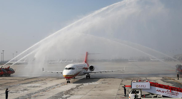 国产新支线客机ARJ21正式交付
