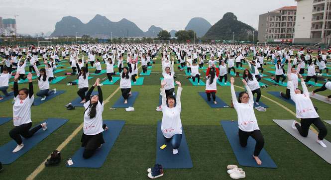 桂林千人集体练瑜伽 迎“世界艾滋病日”