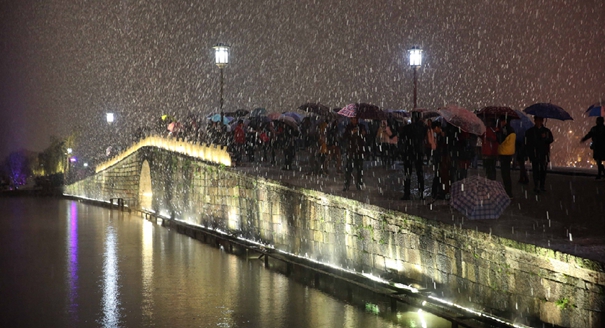 杭州迎入冬首雪 断桥飘雪如梦如幻
