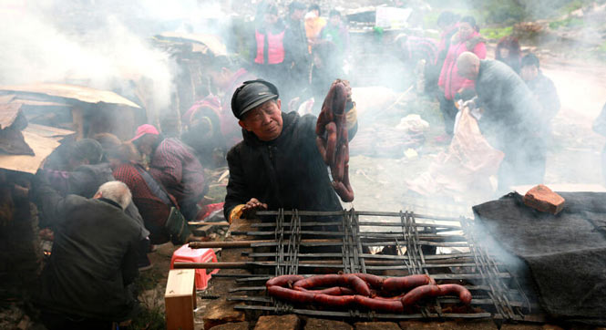 四川达州市民危房内扎堆熏腊肉致烟雾缭绕
