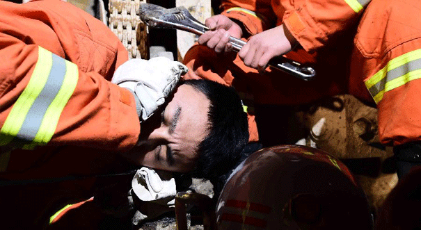 平邑石膏矿坍塌事故打通救生孔尝试联系被困人员