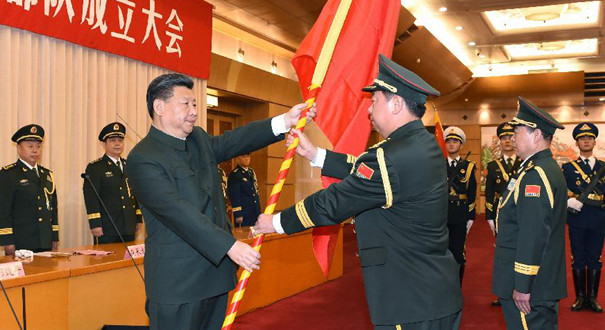 习近平向中国人民解放军陆军火箭军战略支援部队授予军旗并致训词
