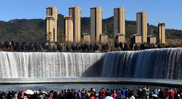 中国最大人工瀑布亮相昆明 宽400米景色壮观
