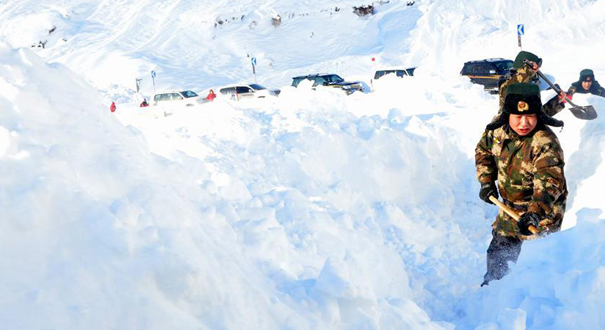 新疆阿勒泰：游客遭遇雪崩被困 边防官兵紧急救援