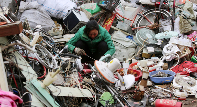 图片故事：数千拾荒者聚集“垃圾村” 为生计奔波