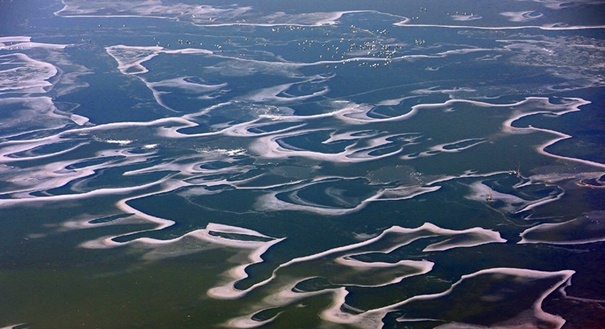 黄河大面积结冰美如画 冰层似婉转丝带