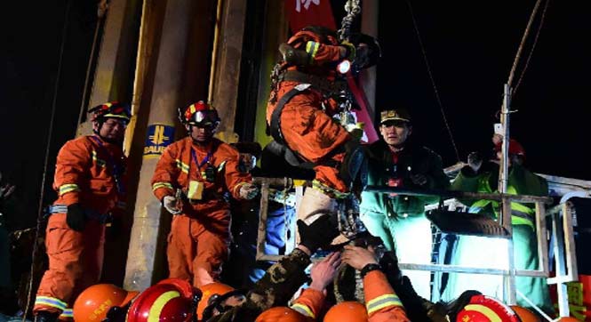 山东平邑4名幸存矿工被困36天后成功获救